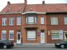 Woning met tuintje en garage. Met inkom, voorplaats, living, ingerichte keuken, badkamer, 2 slaapkam